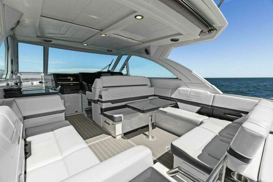 Formula 38 - Helm Seating