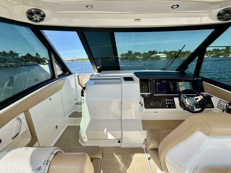 Sea Ray 32 - Helm