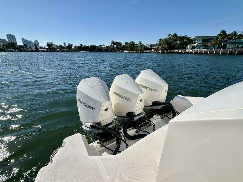 Sea Ray 32 - Engines