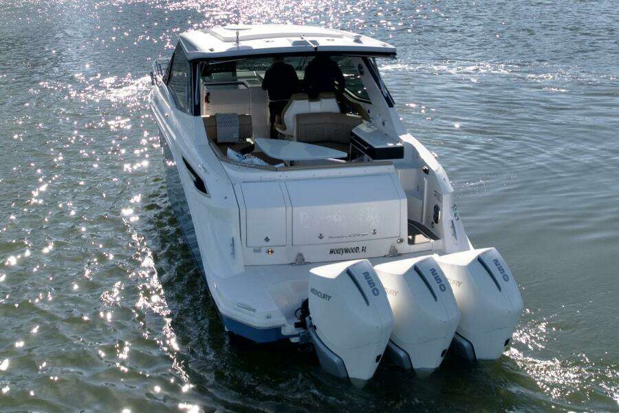 Sea Ray 32 - Exterior Profile