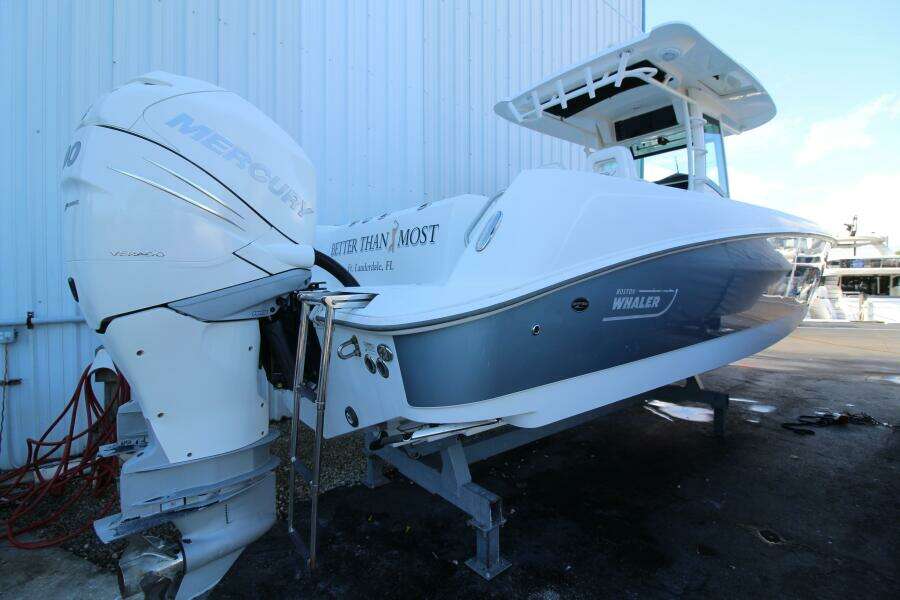 2015 Boston Whaler 320 Outrage