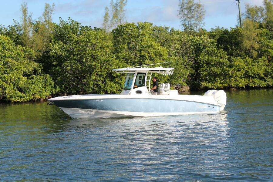 2015 Boston Whaler 320 Outrage