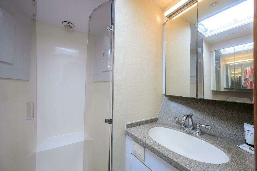 2001 Ocean Yachts Super Sport