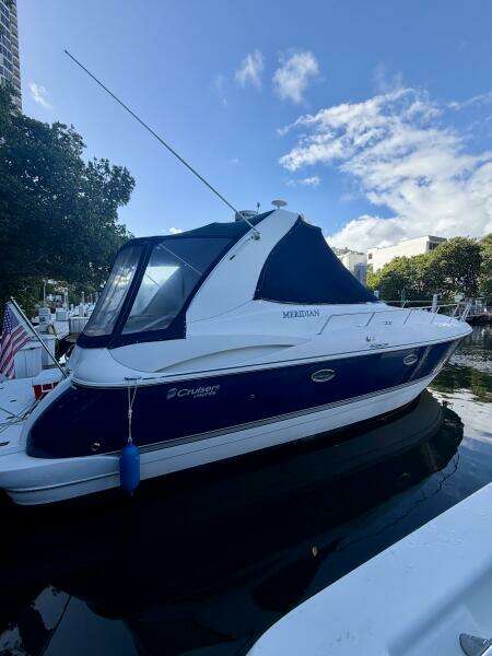 2007 Cruisers Yachts 370 Express