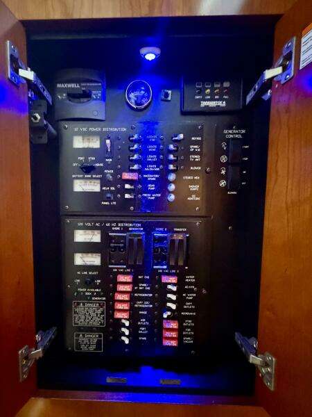 2007 Cruisers Yachts 370 Express