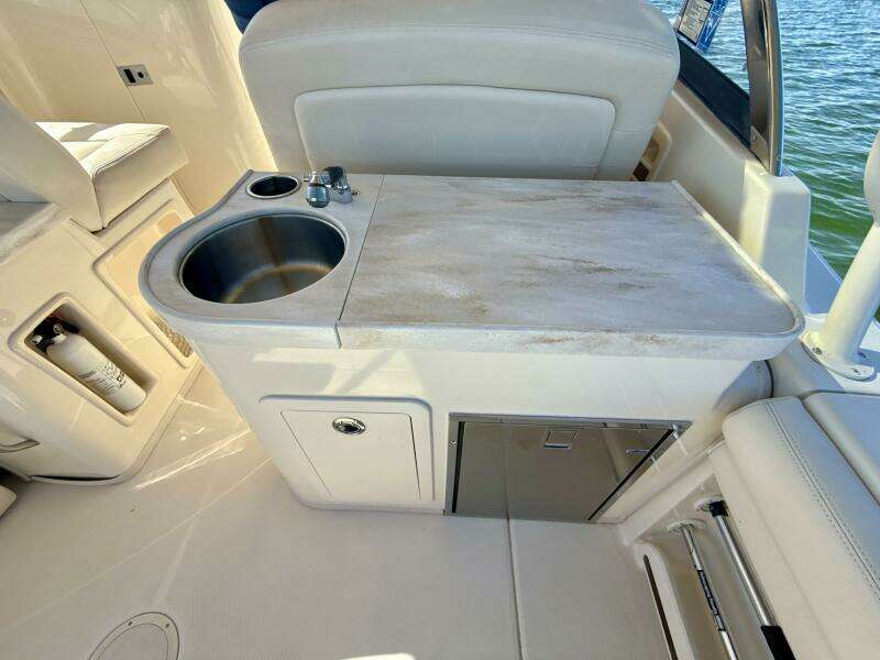 2016 Grady-White 307 Freedom