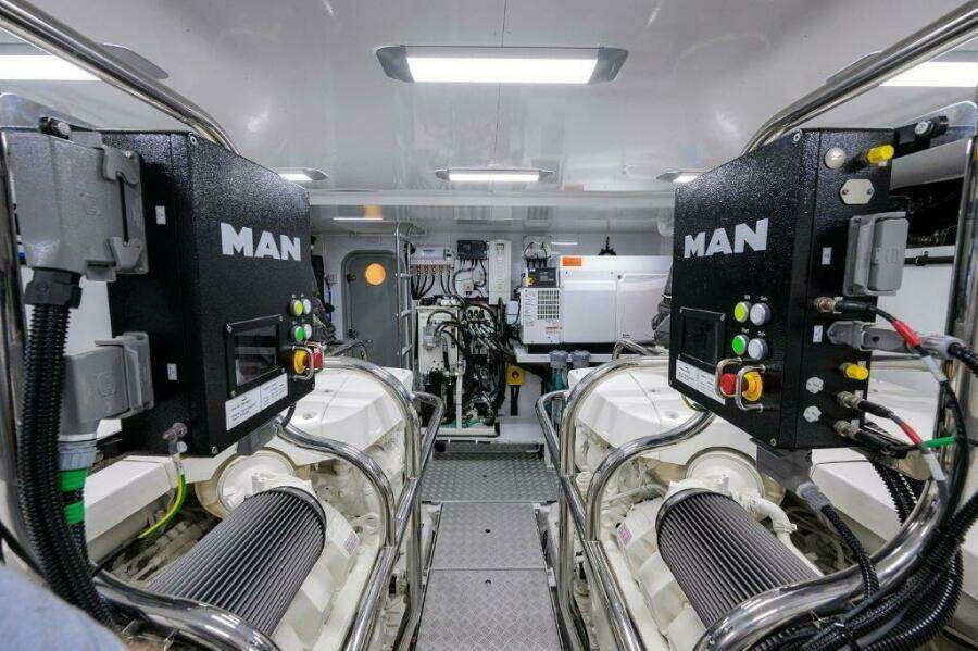 Princess Y78 - Engine Room 