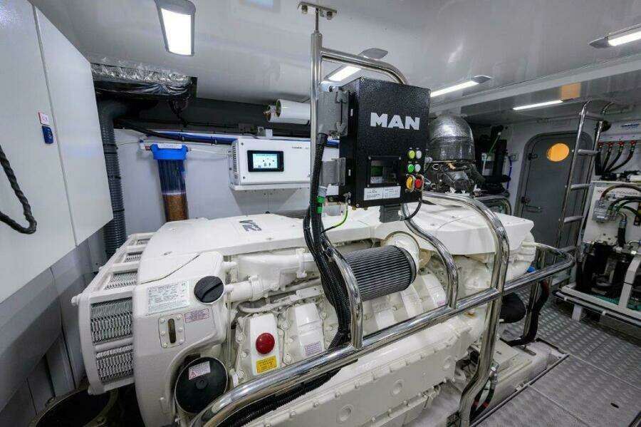 Princess Y78 - Engine Room 