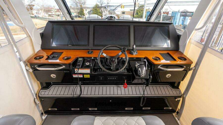 2023 Everglades 455 Center Console
