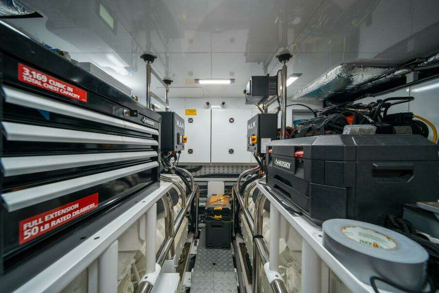 Princess 80 -Maravi Engine Room