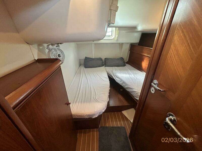 54' Jeanneau port aft stateroom