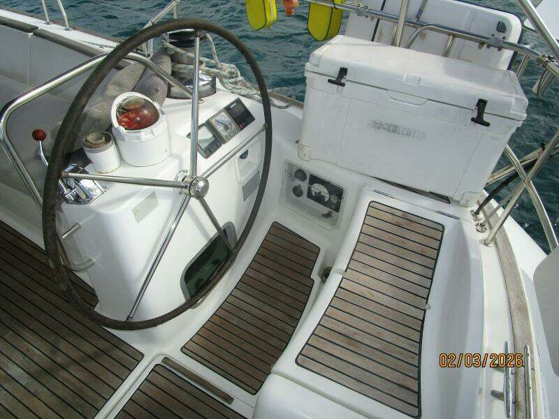 54' Jeanneau cockpit starboard helm1