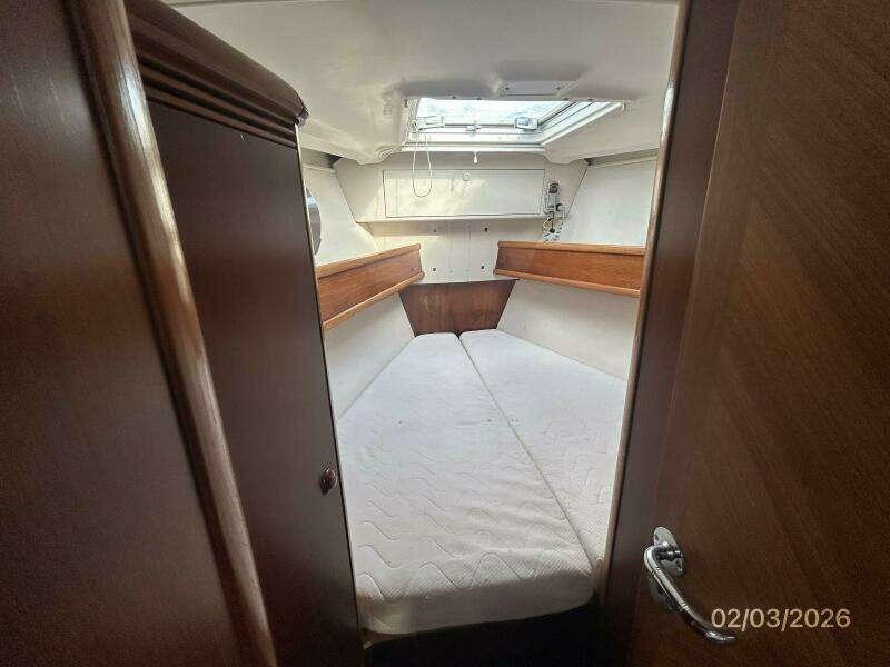 54' Jeanneau forward stateroom