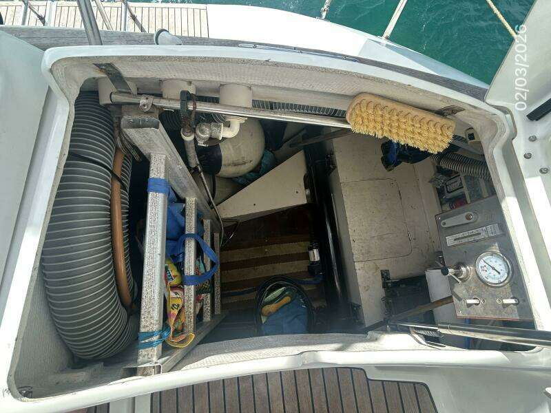 54' Jeanneau port lazarette