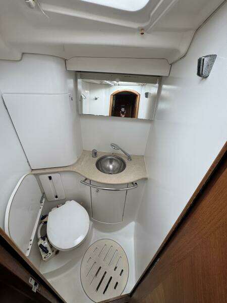 54' Jeanneau mid stateroom head