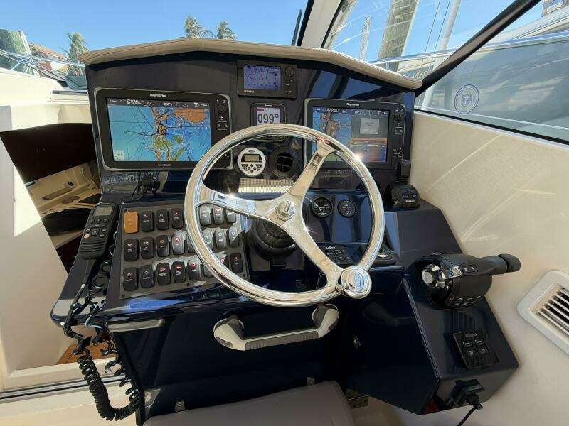 2014 Pursuit F350 - Helm