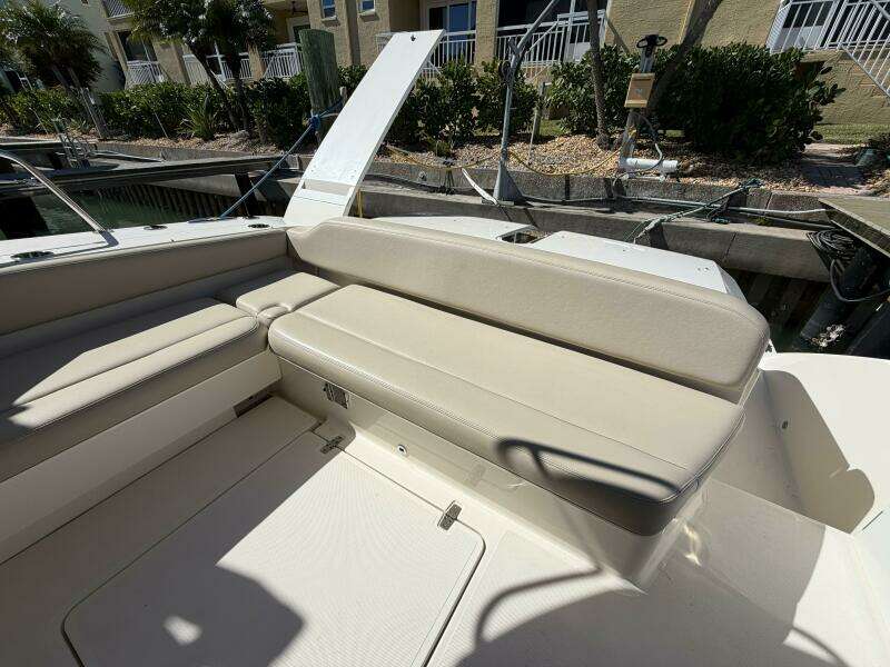 2014 Pursuit F350 - Stern