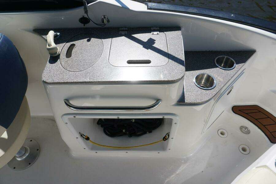 2018 Hurricane SunDeck 2400 OB