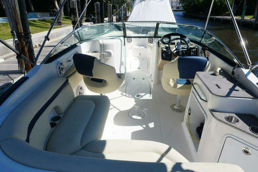 2018 Hurricane SunDeck 2400 OB