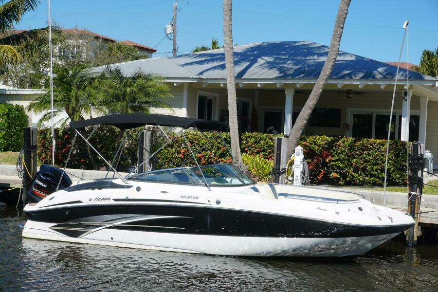 2018 Hurricane SunDeck 2400 OB