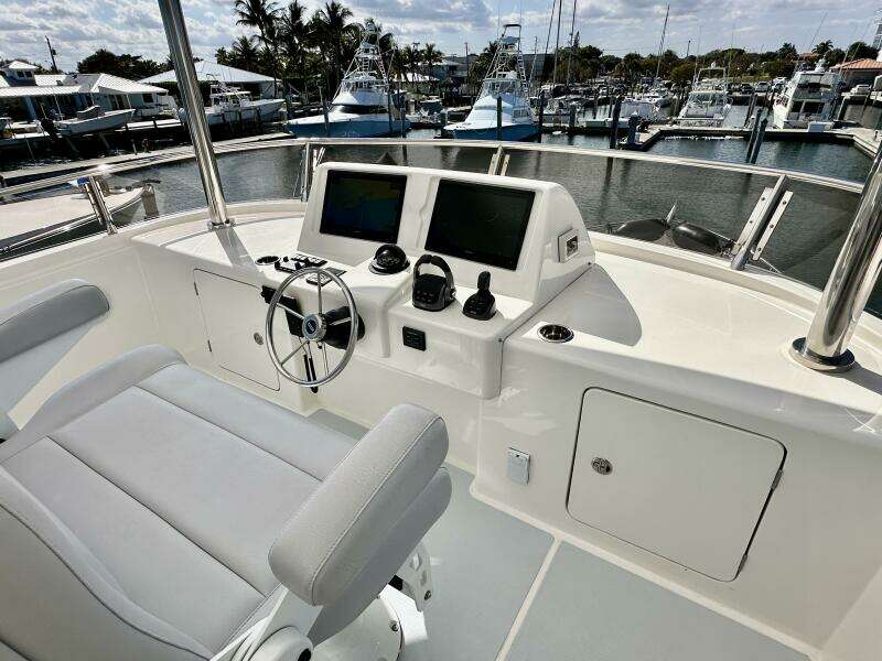 Outer Reef 62 SOUTH  PAWS - Flybridge Helm