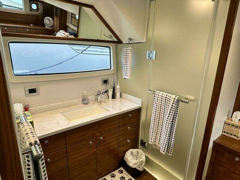 Outer Reef 62 SOUTH  PAWS - Master Stateroom Ensuite Head