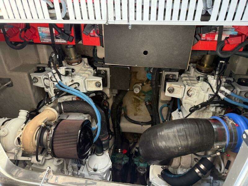 2016 Sea Ray 40 Sundancer - Engine room