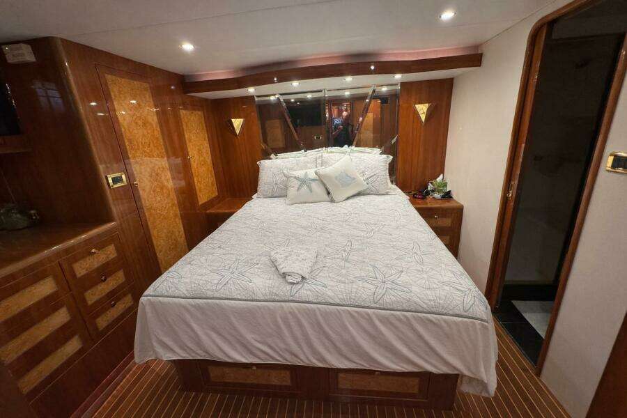 2004 Altima 55 Pilothouse