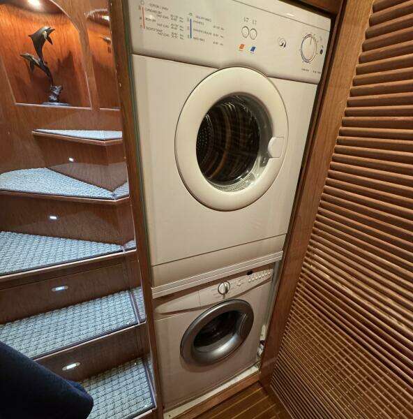 2004 Altima 55 Pilothouse