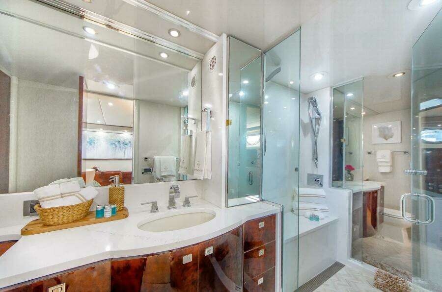 2001 Lazzara Yachts 94 Motor Yacht