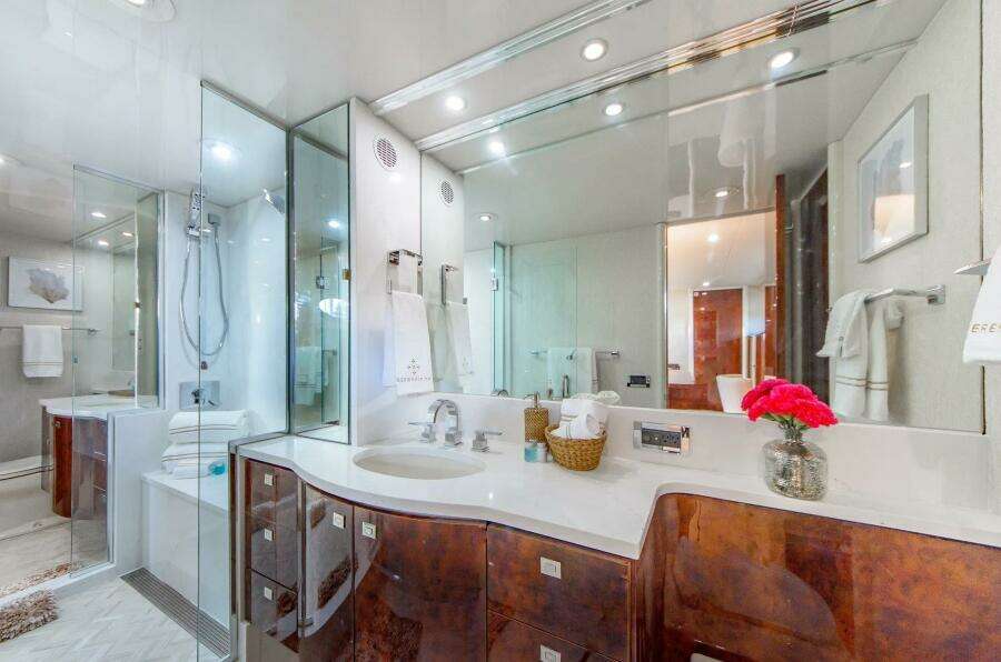 2001 Lazzara Yachts 94 Motor Yacht