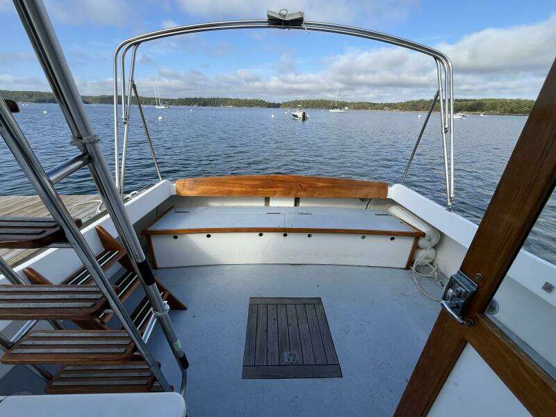 Miracle aft cockpit, stern seat, bimini frame