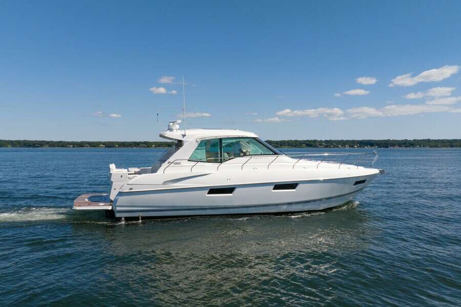 2013 Cruisers Yachts 48 Cantius