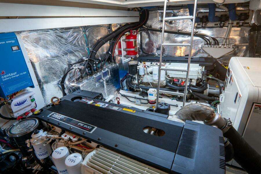 Cruiser Yachts 48   EPIC (26)