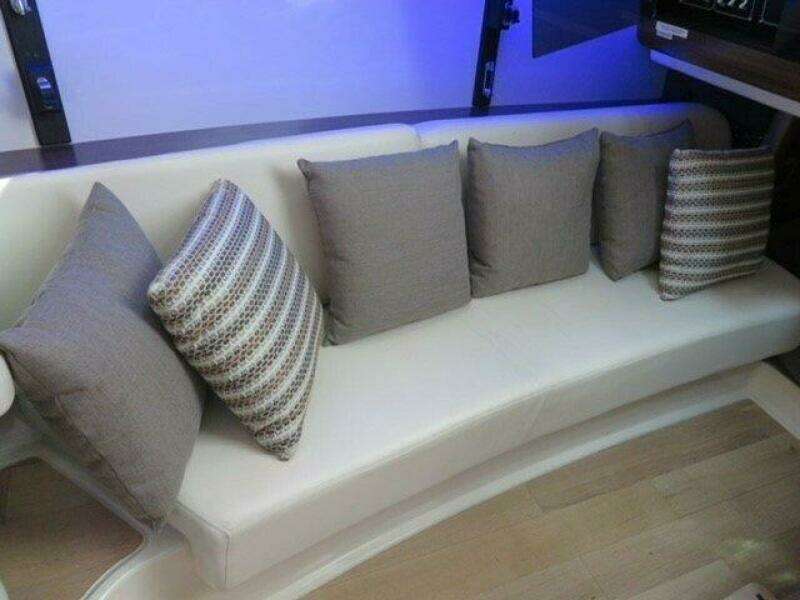 Boston Whaler 345 Conquest - Interior