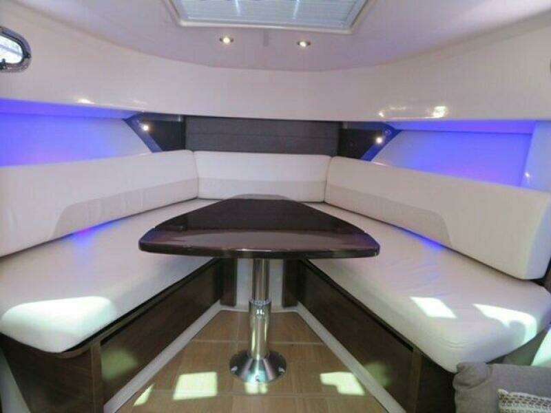 Boston Whaler 345 Conquest - Interior