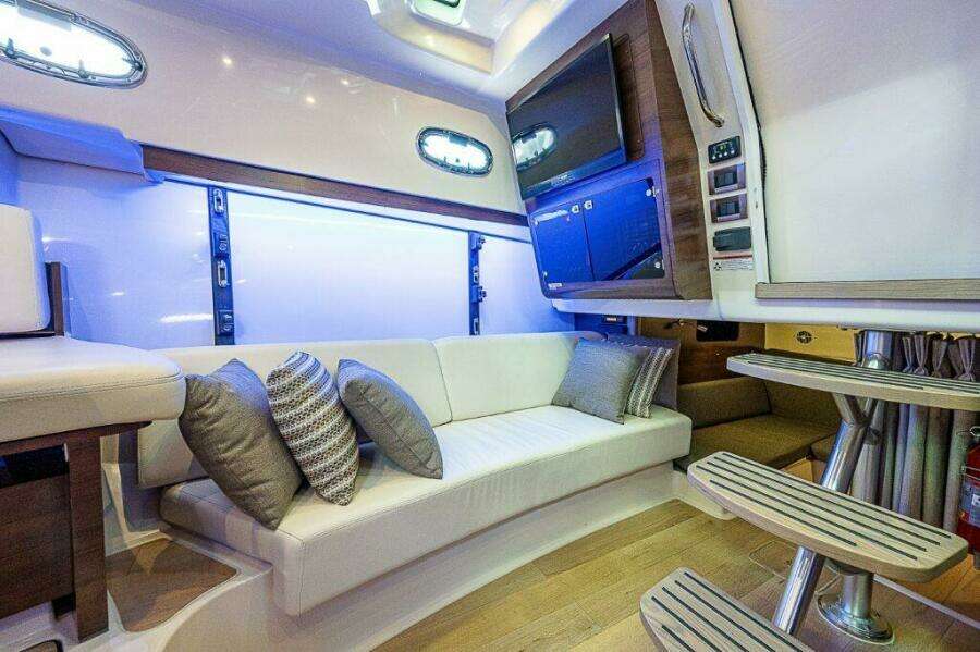 Boston Whaler 345 Conquest - Interior