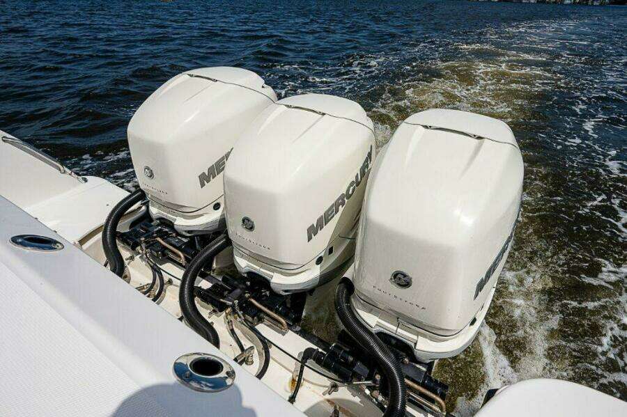 Boston Whaler 345 Conquest - Triple Outboard Engines
