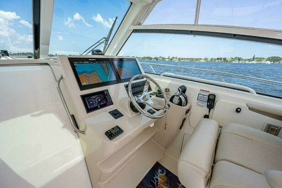 Boston Whaler 345 Conquest - Helm