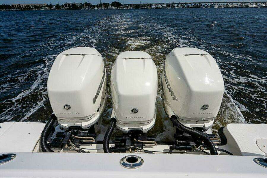 Boston Whaler 345 Conquest - Triple Outboard Engines