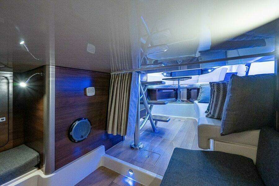 Boston Whaler 345 Conquest - Interior