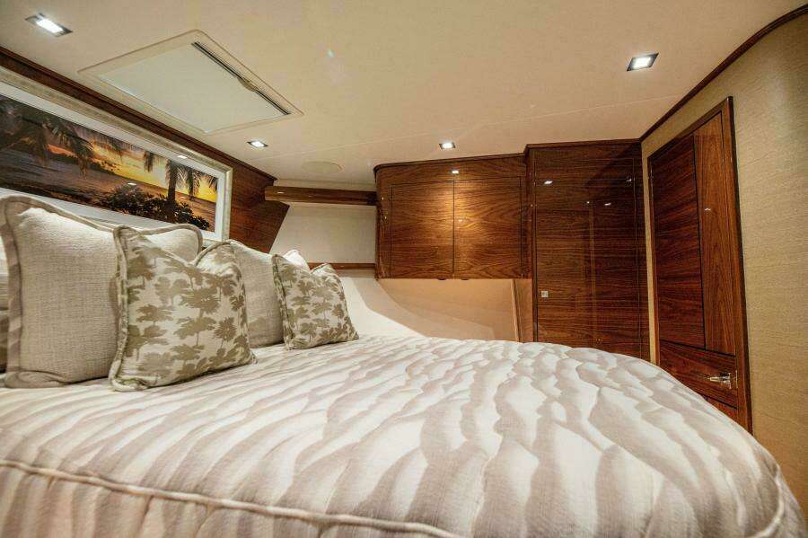 2023 Viking 64 Convertible