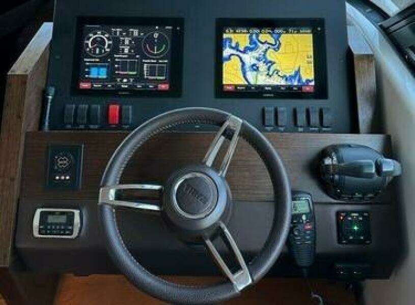 Tiara 44 NO AGENDA -  Helm Station