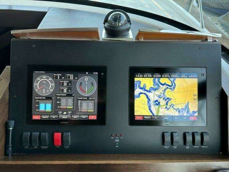 Tiara 44 NO AGENDA -  Helm Station