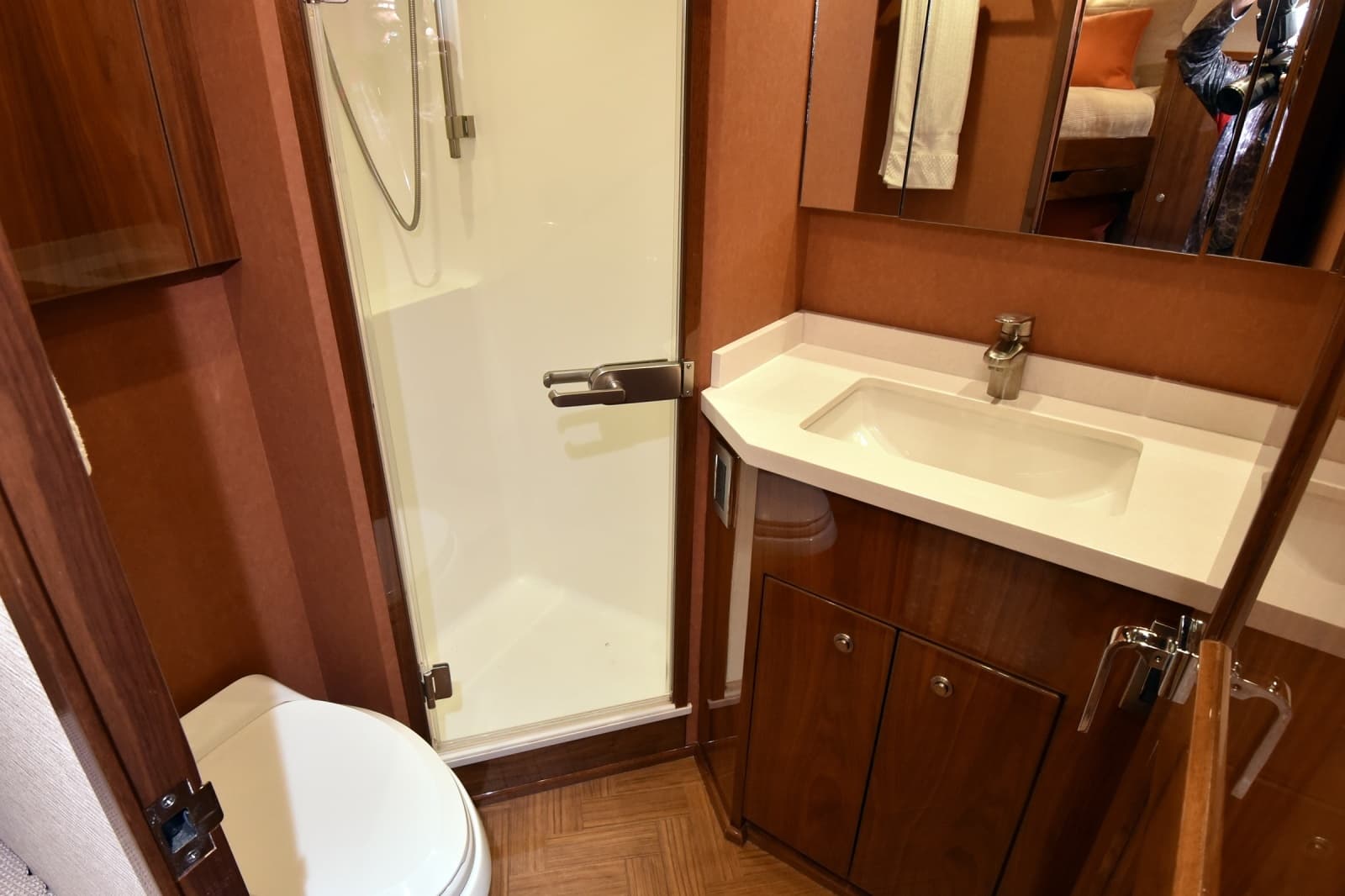 2019 Viking 80 Skybridge