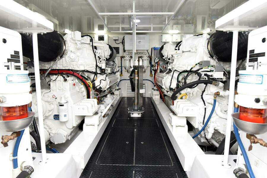 2019 Viking 80 Skybridge