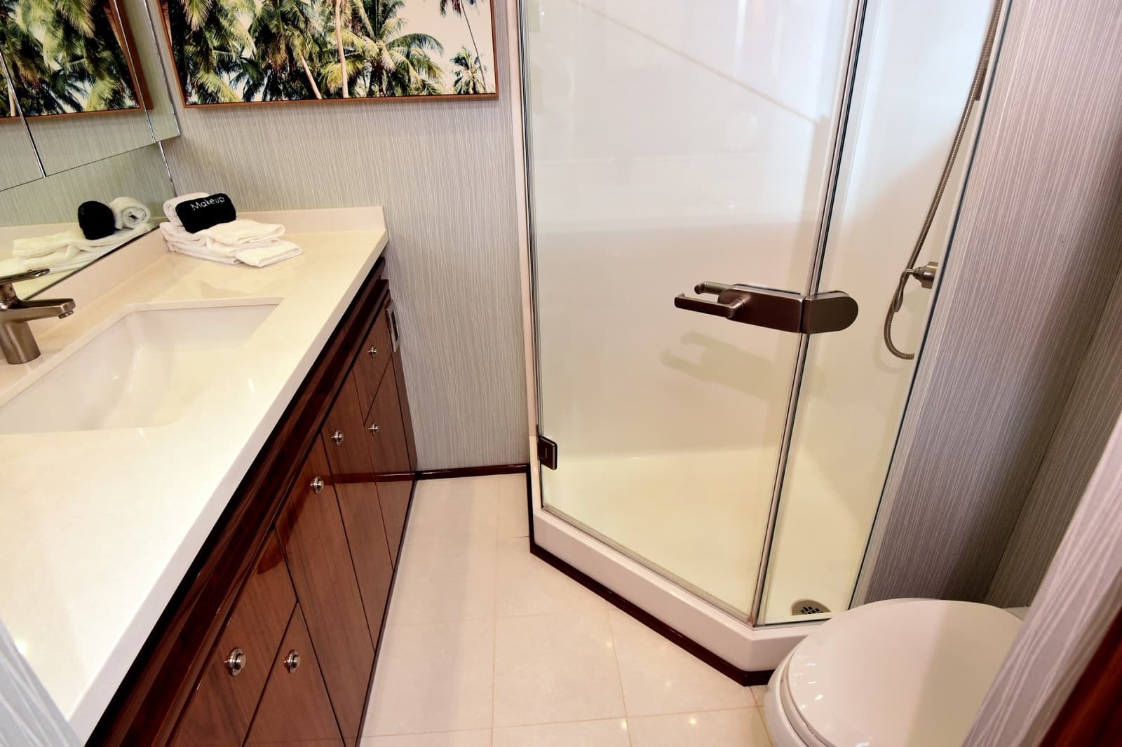 2019 Viking 80 Skybridge