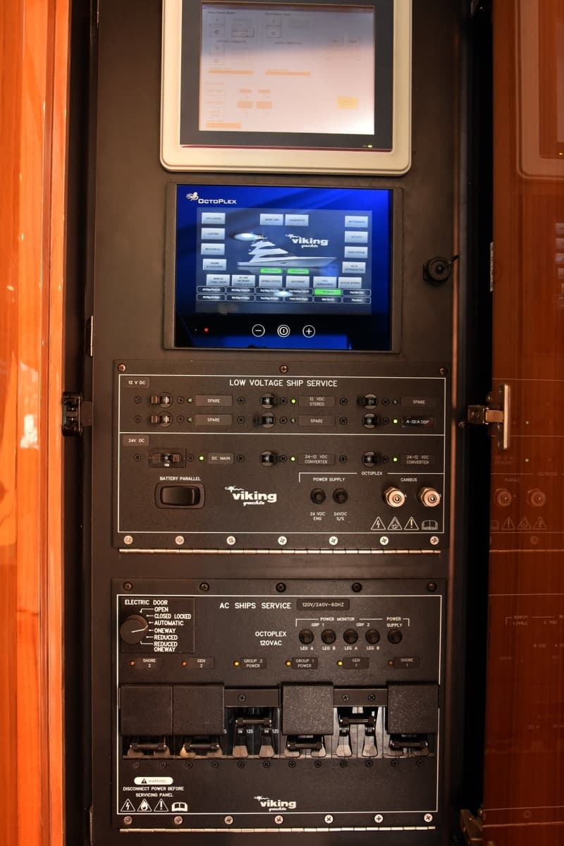 2019 Viking 80 Skybridge