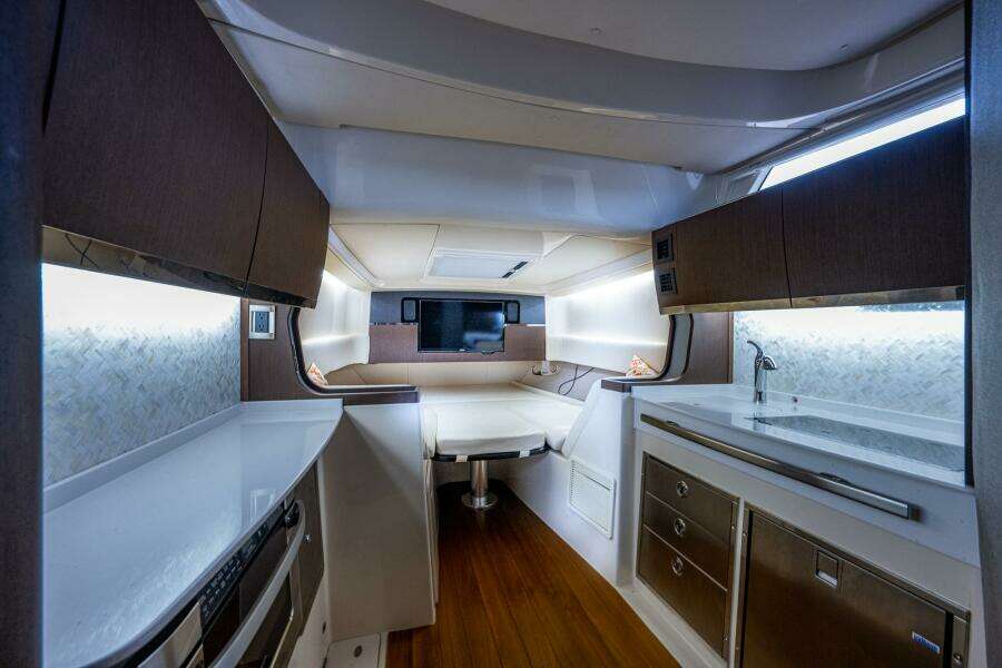 Grady White 45 Pura Vida - Interior Cabin