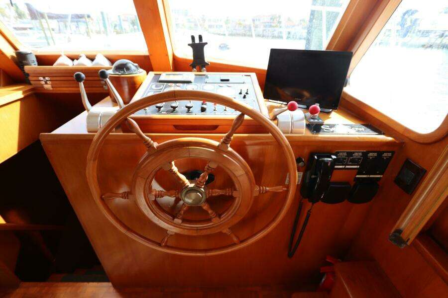 2005 DeFever Cockpit Motor Yacht